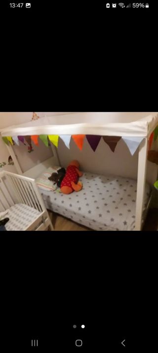 Cama infantil con techo de colores