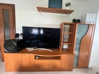 Mueble de salón para televisión con vitrina
