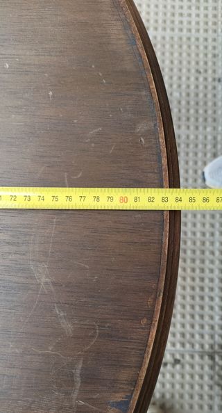 Mesa de madera noble