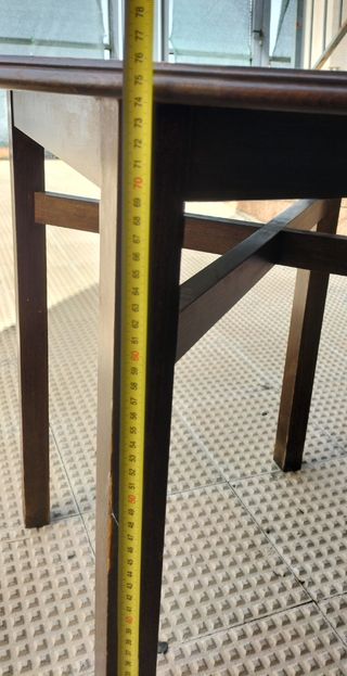 Mesa de madera noble