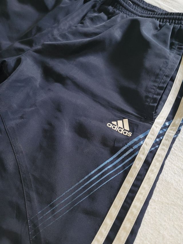 Pantalon corto deporte Adidas.