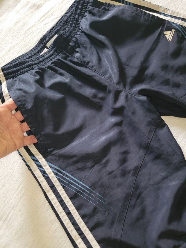 Pantalon corto deporte Adidas.