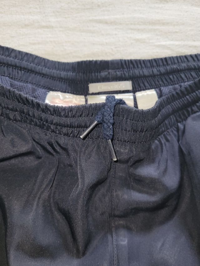 Pantalon corto deporte Adidas.