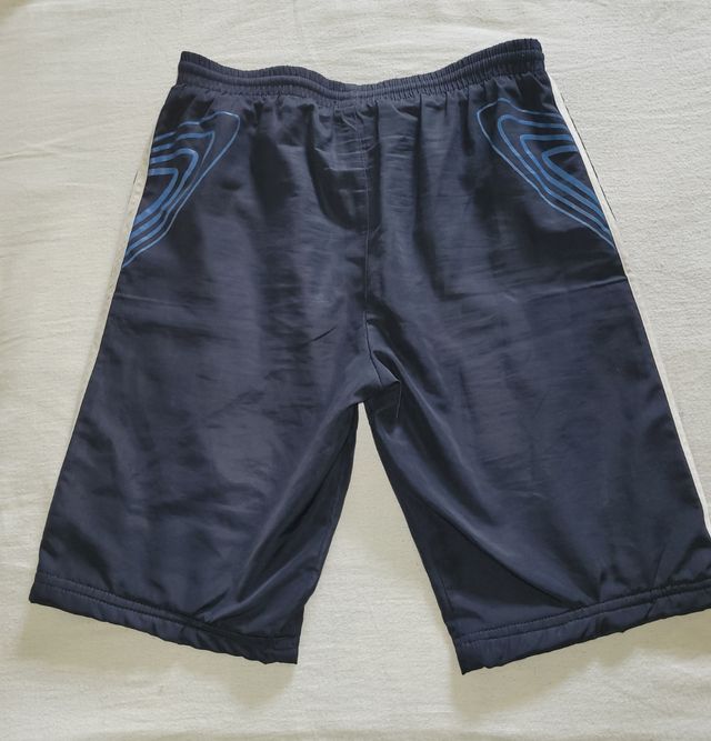 Pantalon corto deporte Adidas.