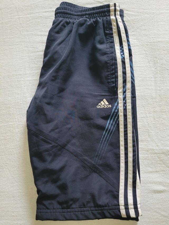 Pantalon corto deporte Adidas.