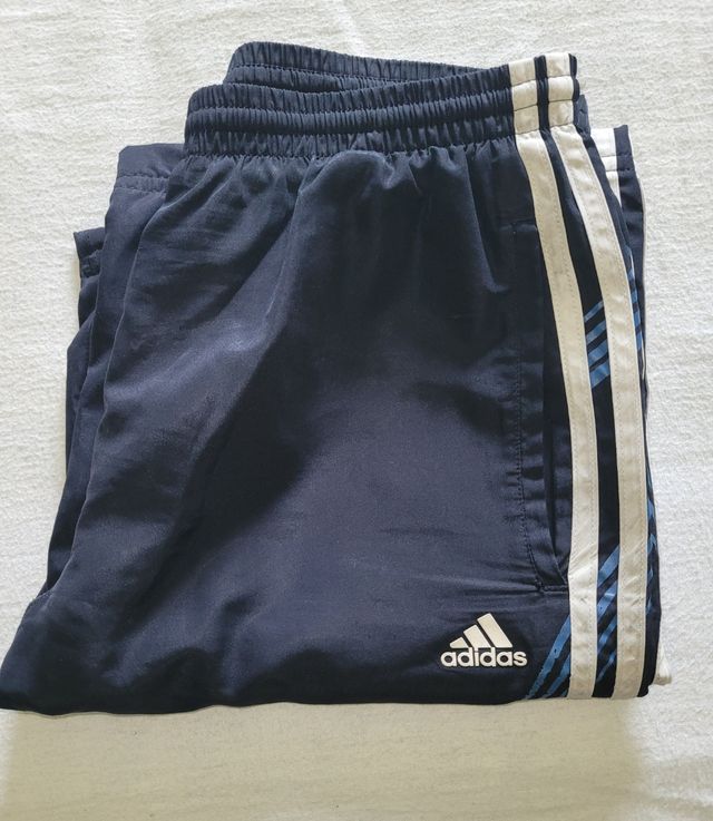 Pantalon corto deporte Adidas.