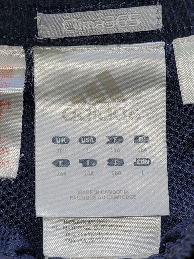Pantalon corto deporte Adidas.