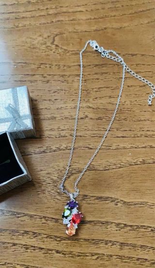 Collana con pietre colorate