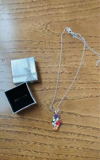 Collana con pietre colorate