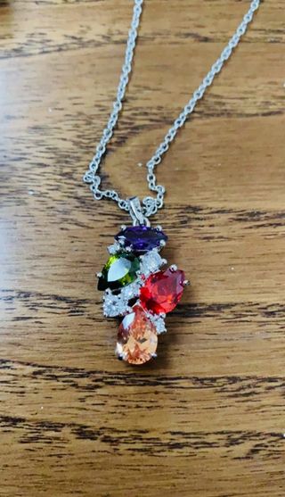 Collana con pietre colorate