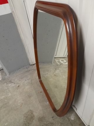 Se vende un espejo en buen estado de madera