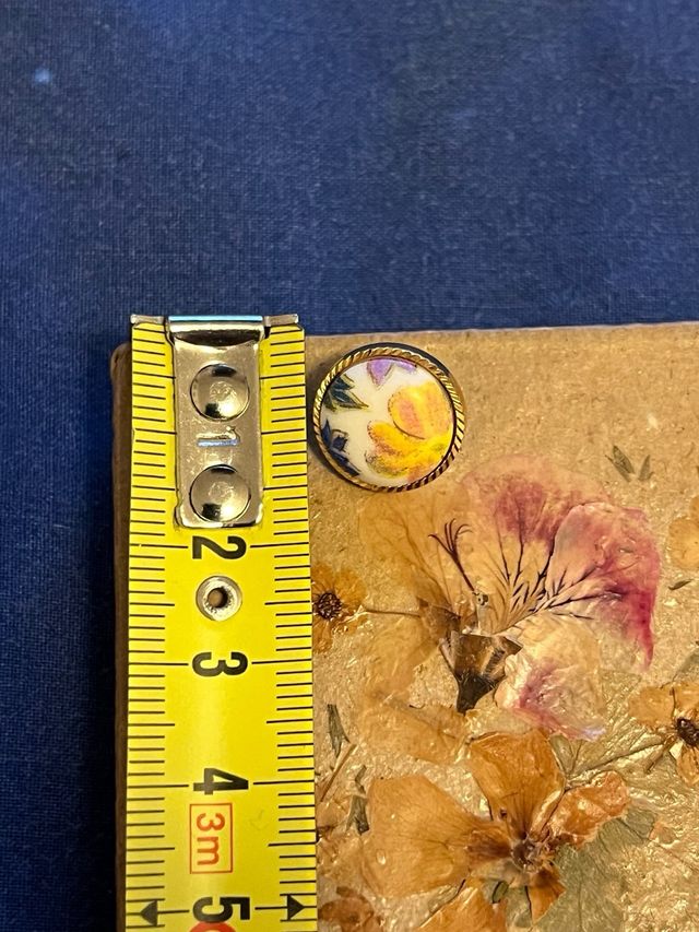 Bottoni piccoli dorati con fiori