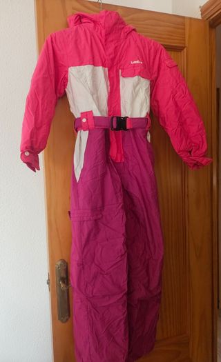 Mono esquiar niña