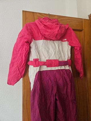 Mono esquiar niña
