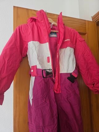 Mono esquiar niña
