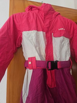 Mono esquiar niña