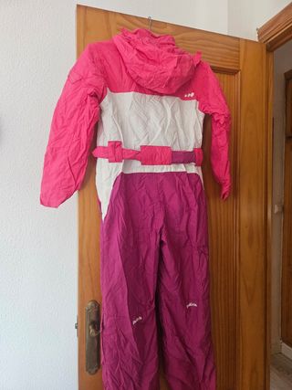 Mono esquiar niña