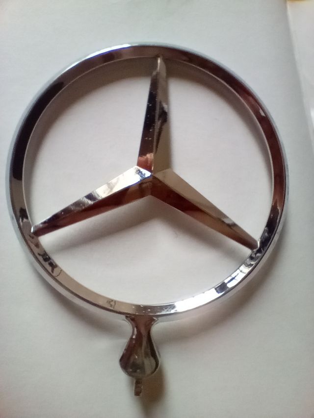Insignia vehículo mercedes benz