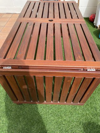 Mesa  de jardin de madera .