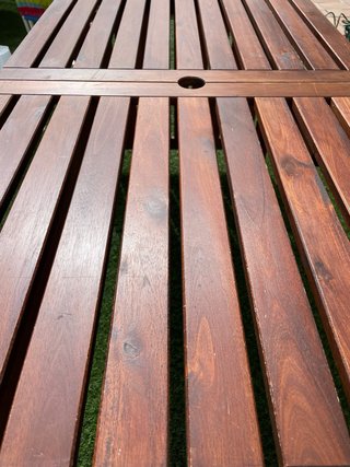 Mesa  de jardin de madera .