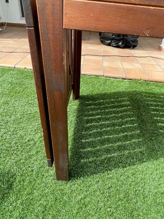 Mesa  de jardin de madera .