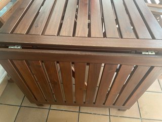 Mesa  de jardin de madera .