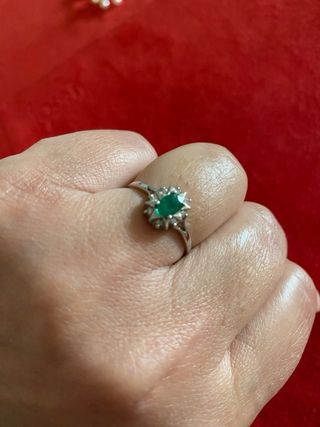 Anillo de oro blanco con una esmeralda