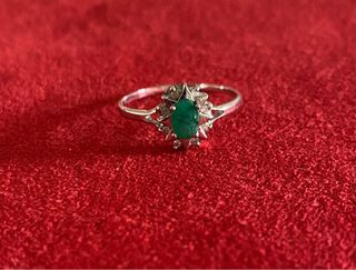 Anillo de oro blanco con una esmeralda
