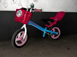 Bicicleta niña sin pedales con accesorios y casco