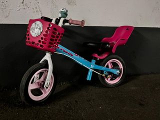 Bicicleta niña sin pedales con accesorios y casco