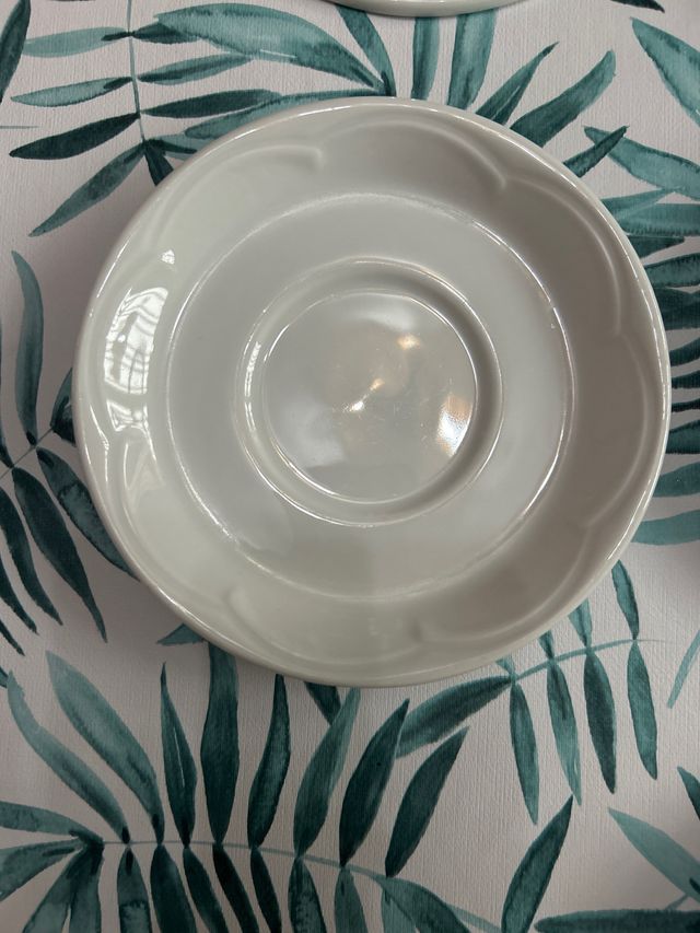 Platos blancos pequeños