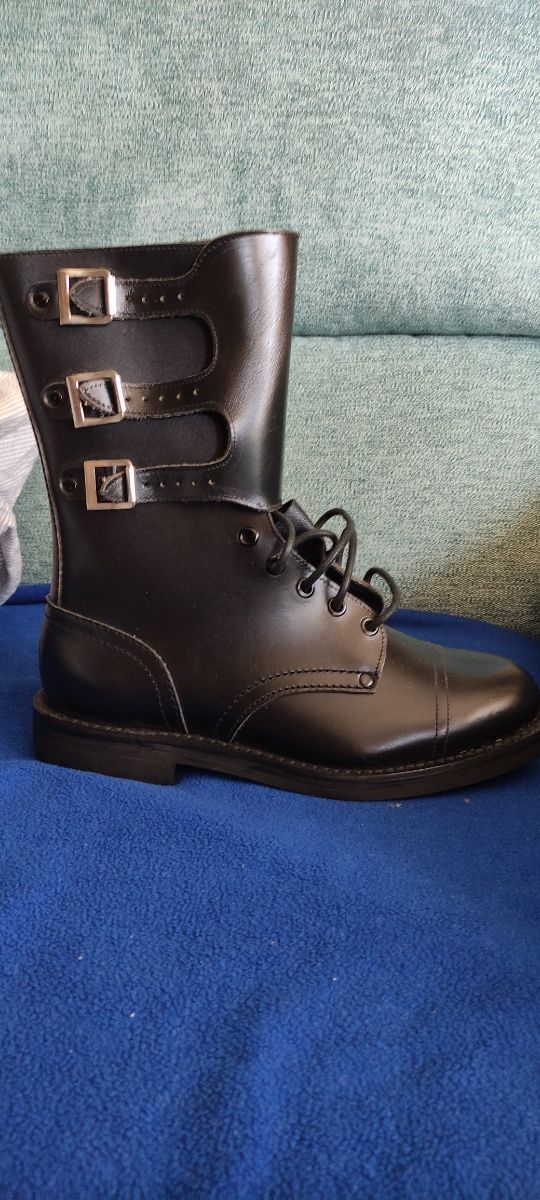 Botas negras de militar en piel.