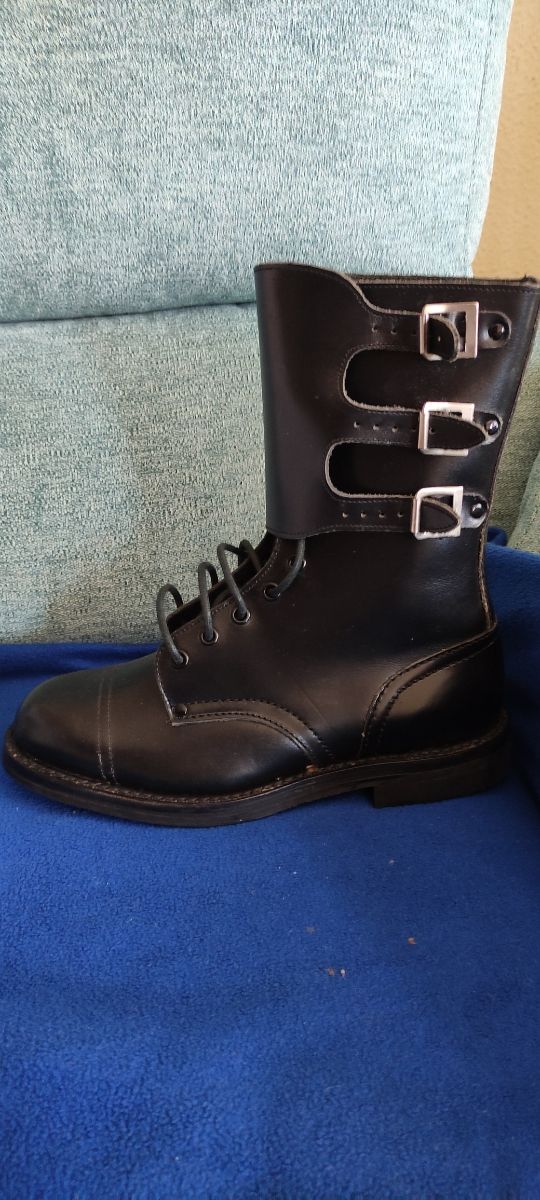 Botas negras de militar en piel.