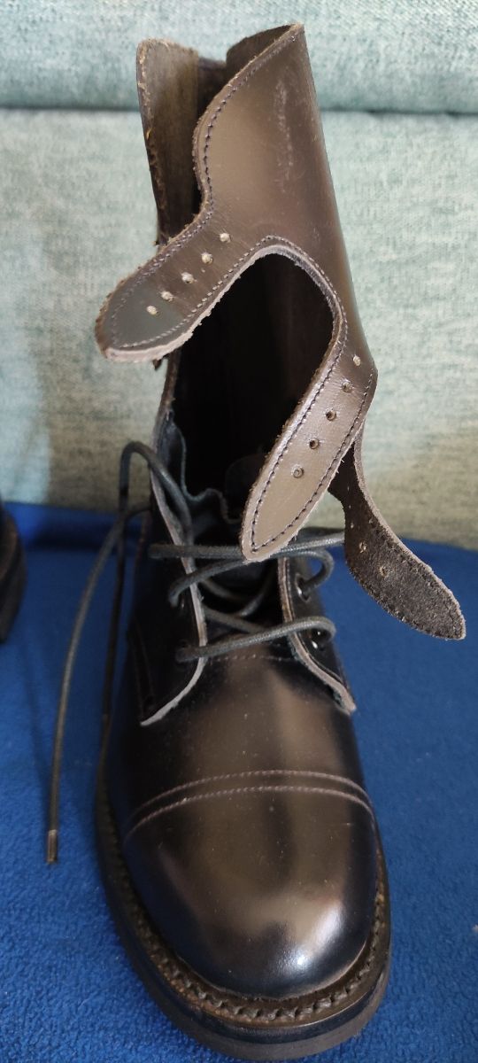 Botas negras de militar en piel.