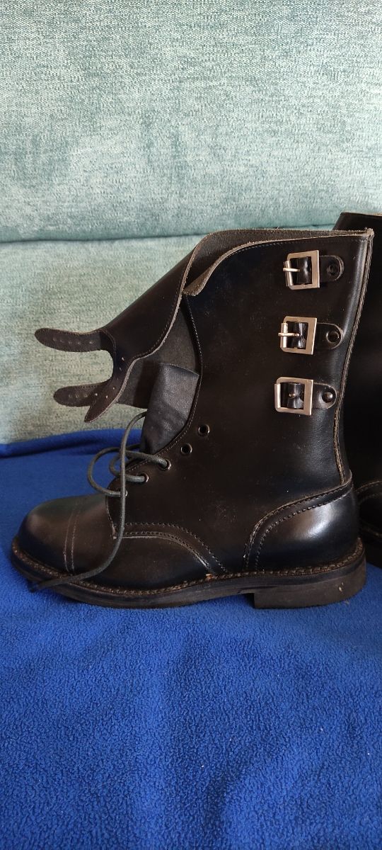 Botas negras de militar en piel.