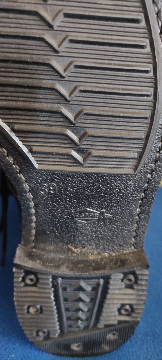 Botas negras de militar en piel.