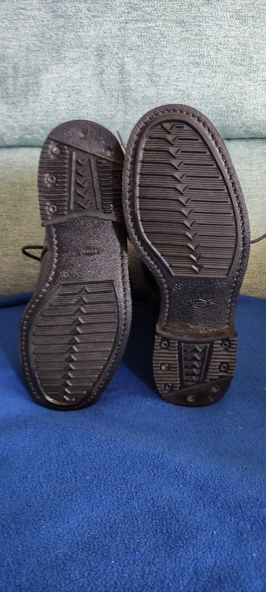 Botas negras de militar en piel.