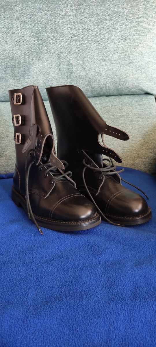 Botas negras de militar en piel.