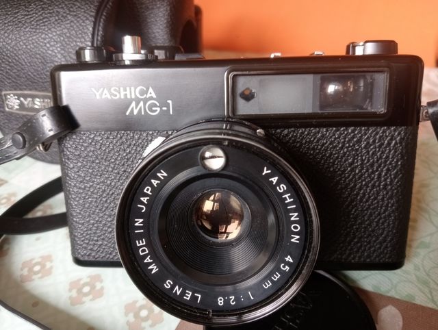 Cámara antigua YASHICA MG-1