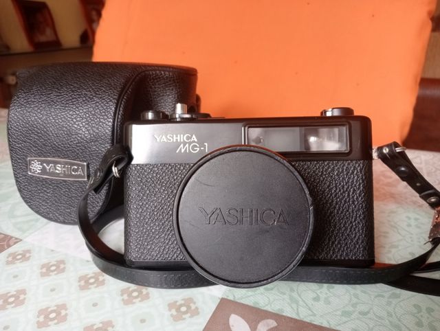 Cámara antigua YASHICA MG-1