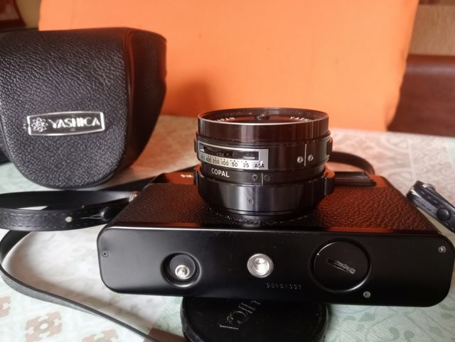 Cámara antigua YASHICA MG-1