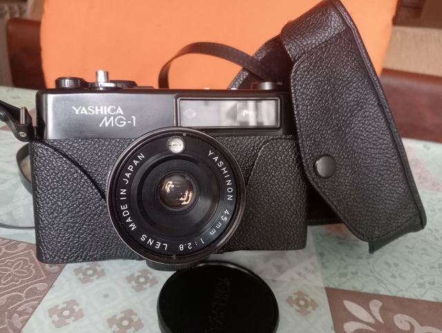 Cámara antigua YASHICA MG-1