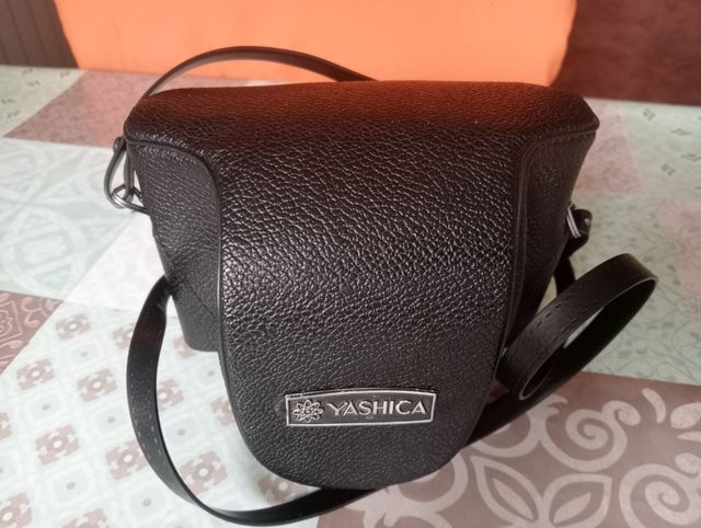 Cámara antigua YASHICA MG-1