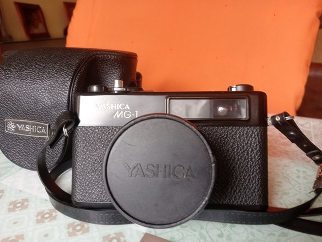 Cámara antigua YASHICA MG-1