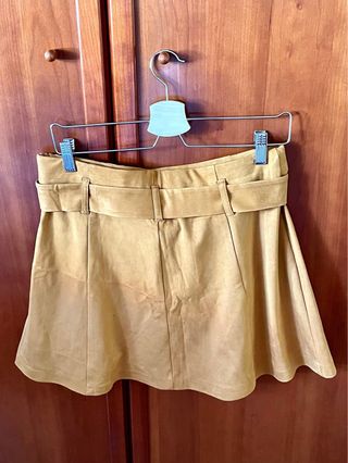 Falda antelina mostaza con cinturón de Zara