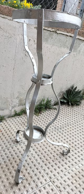 Soporte para plantas plateado