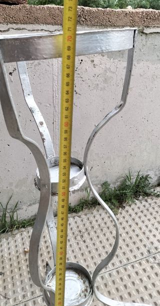 Soporte para plantas plateado