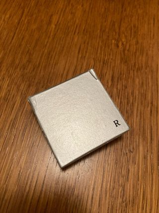 Pera in argento con foglia dorata