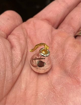 Pera in argento con foglia dorata