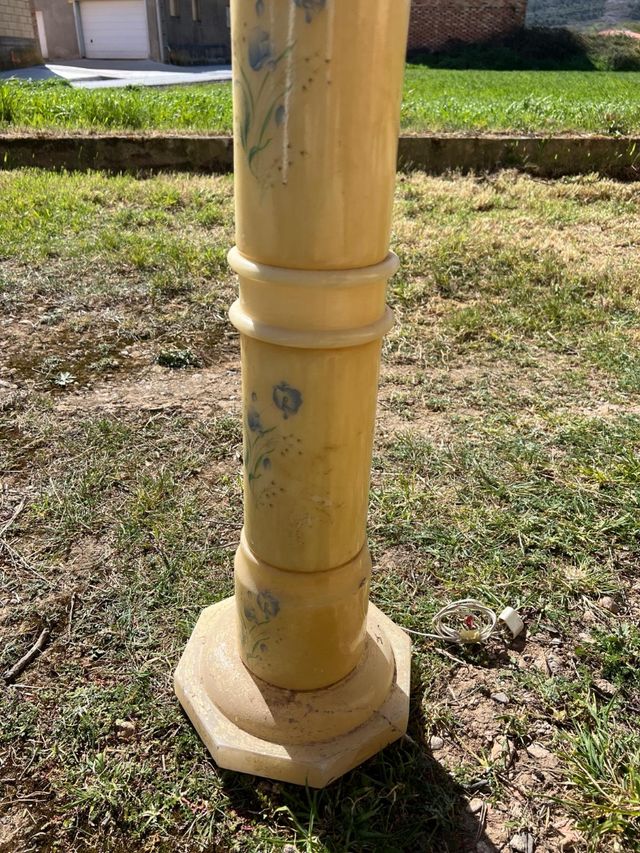 Antigua columna lámpara de alabastro